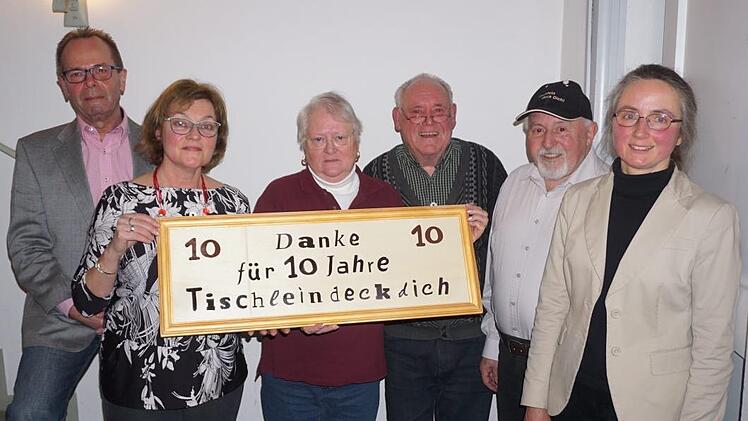 Zehn Jahre gibt es "Tischlein deck dich" in Wildflecken. Das Jubiläum wurde mit vielen Dankesworten gefeiert. Das Bild zeigt (von links) den  stellvertretenden Bürgermeister Wolfgang Illek, Christine Gehrlein, Brigitte Schüssler, Arnim Waldau, Adolf Kreuzpaintner und Pfarrerin Daniele Roth. Marion Eckert
