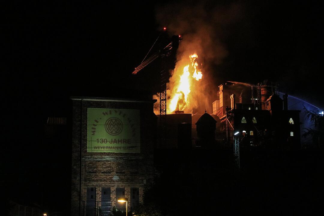 Malzfabrik Weyermann in Bamberg in Flammen: Einsatzkräfte kämpfen vor Ort gegen den Brand