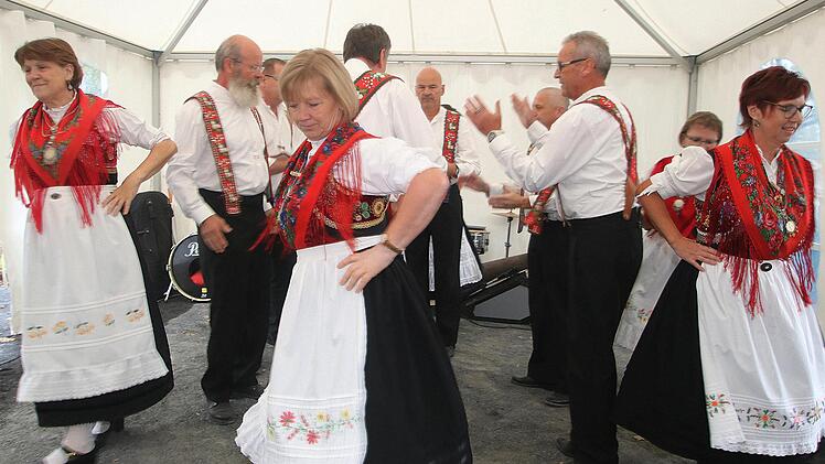 Sechs Tanzpaare aus Weisbach (Thüringen) erfreuten die Zuschauer mit Tänzen aus der Rhön. Foto: Dieter Britz