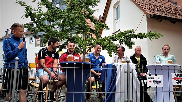Vertreter von f&uuml;nf Kulmbacher Fu&szlig;ballvereinen lie&szlig;en die abgelaufene Saison Revue passieren und sprachen &uuml;ber die neue Serie. Von links VfB-Vorstandsmitglied Mario Ramming, BSC-Trainer Alexander Stamm, 08-Torwart Ssam Kern, VfB-Vorstandsmitglied Mathias Kodisch, Moderator Andreas B&auml;r, ATS-Trainer Ingo Walther und Katschenreuths Coach Detlef Zenk. Foto: Werner Rei&szlig;aus