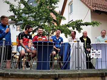Vertreter von fünf Kulmbacher Fußballvereinen ließen die abgelaufene Saison Revue passieren und sprachen über die neue Serie. Von links VfB-Vorstandsmitglied Mario Ramming, BSC-Trainer Alexander Stamm, 08-Torwart Ssam Kern, VfB-Vorstandsmitglied Mathias Kodisch, Moderator Andreas Bär, ATS-Trainer Ingo Walther und Katschenreuths Coach Detlef Zenk. Foto: Werner Reißaus