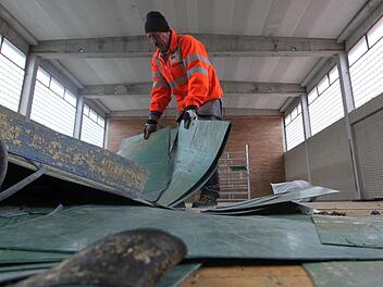 Decke und Hallenboden werden demontiert. Die Arbeiter entkernen gerade komplett die 50 Jahre alte Turnhalle. Foto: Ronald Heck
