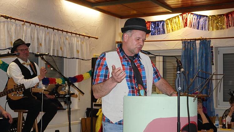 Charmant und witzig nahm Uwe Kessler in der Büttenrede die Vorzüge der Frauen aufs Korn. Foto: Marion Eckert