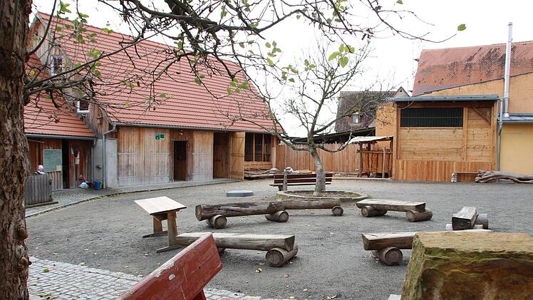 Der Innenhof vom Heinershof ist verwaist. Wann sich hier wieder ganze Klassen austoben, weiß niemand.  Foto: Andreas Dorsch