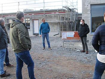 Architekt Thomas Ruser (Mitte) erläuterte Bürgermeister Johannes Krumm (2. von rechts) und dem Gemeinderat sowie dem Kindergartenpersonal den Baustand des neuen Kindergartens, der am 12. September betriebsfertig sein soll.