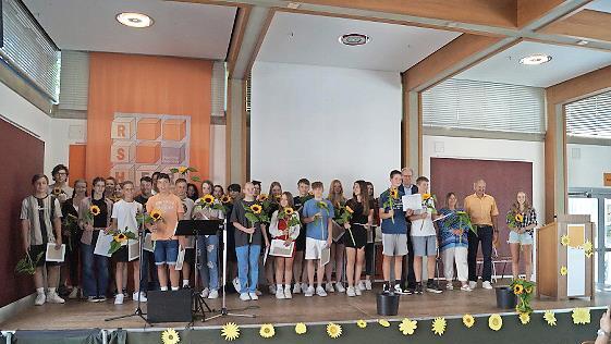 Die Zeugnisverleihung an die FSSJ-Sch&uuml;ler der Staatlichen Realschule Herzogenaurach: Sie haben sich neben der Schule ehrenamtlich engagiert.