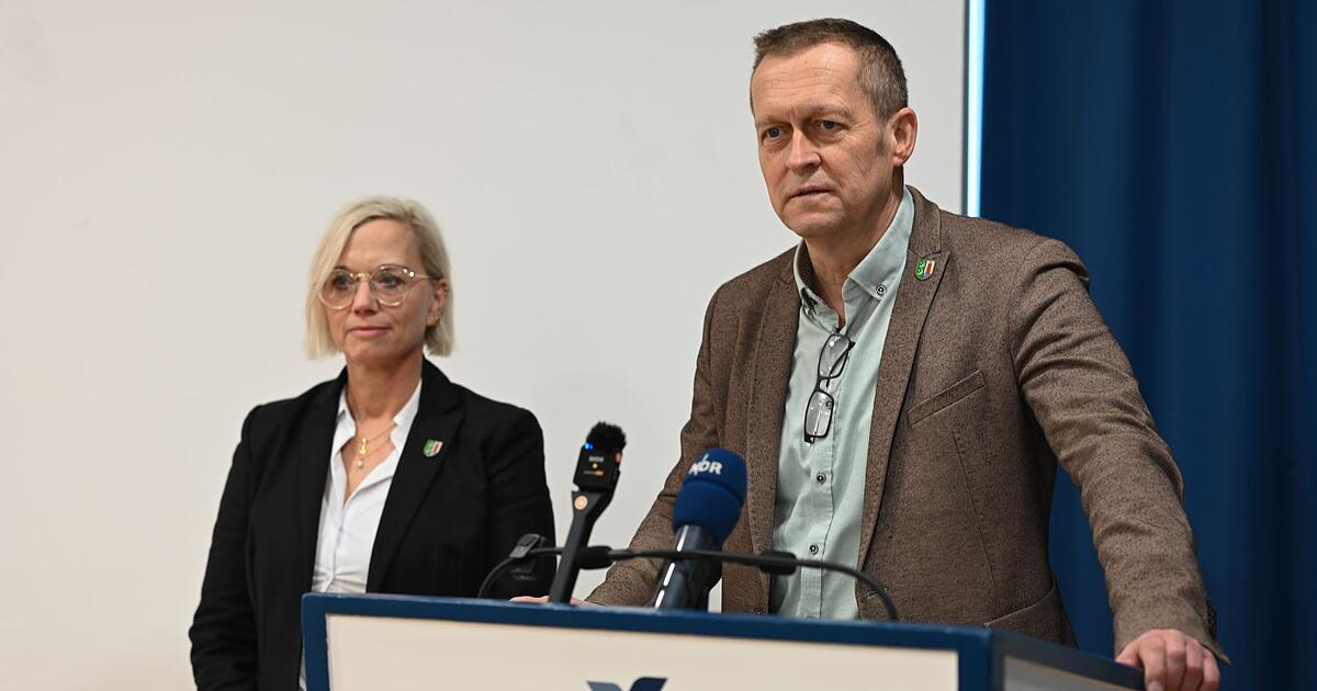 Friedliches-Klaasohm-Fest-auf-Borkum-ohne-Kuhhorn-Schlagen