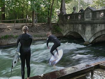 Surfer an der Eisbachwelle in M&uuml;nchen