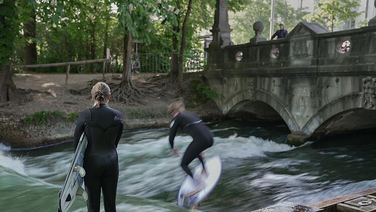 Surfer an der Eisbachwelle in M&uuml;nchen
