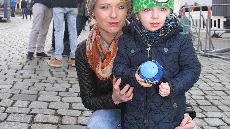 Drache Torben ‚(3) beschützte seine Mama Franziska Grampp (24) - und konnte es schon gar nicht mehr erwarten bis das Christkind kommt.
