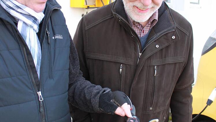 Udo Reg (links) erklärt Rolf Ospel wie sein E-Bike funktioniert. "Wenn man sich mal dran gewöhnt hat, will man gar kein normales Fahrrad mehr."