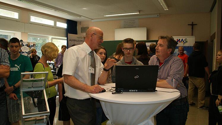 Ditmar Holzheimer ist Einstellungsberater bei der Polizeiinspektion Schweinfurt. Er informierte unter anderem über Zugangsvoraussetzungen für den Polizeidienst und nahm auch Vorbehalte: "Der Fitnesstest? Der ist zu schaffen".