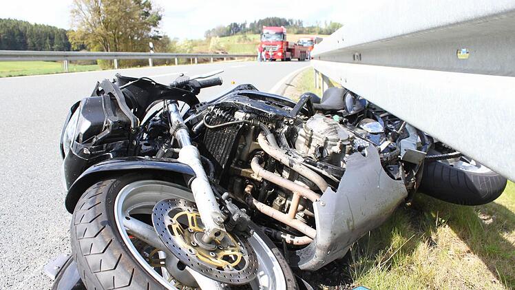 Die Suzuki schlitterte unter die Leitplanke. Fotos: Jürgen Gärtner