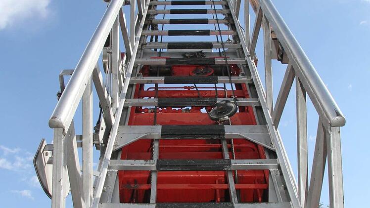 Die Drehleiter lässt sich auf 30 Meter Länge ausfahren. Die Drehleiter wird manuell ausgefahren, kann sich aufrichten und neigen, kann gedreht werden - wie die modernen Drehleitern eben auch, nur wird alles manuell gesteuert