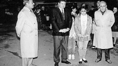 Eine Aufnahme vom Empfang der Marktleugaster Gäste auf dem Sankt Iwaner Rathausplatz mit (von links) den Bürgermeistern Gabor Penzes und Manfred Huhs sowie der Dolmetscherin Marika Mirk und Partnerschaftsinitiator Georg Bauer.