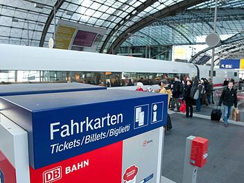 Die Bahn - hier ein Blick in den Berliner Hauptbahnhof - erhöht die Fahrpreise moderat und will kostenloses Wlan im ICE anbieten. Foto: Jörg Carstensen/dpa