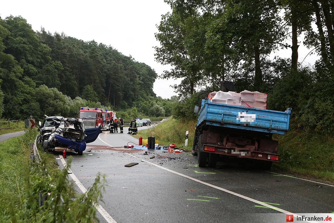 Smart schleudert in entgegenkommenden Lkw - Autofahrer stirbt am Unfallort
