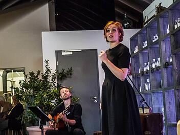 Laura Mann (Gesang) und die Gitarrist Florian Berndt gestatteten eine eindringliche Hommage an Ella Fitzgerald.Foto: Jochen Berger