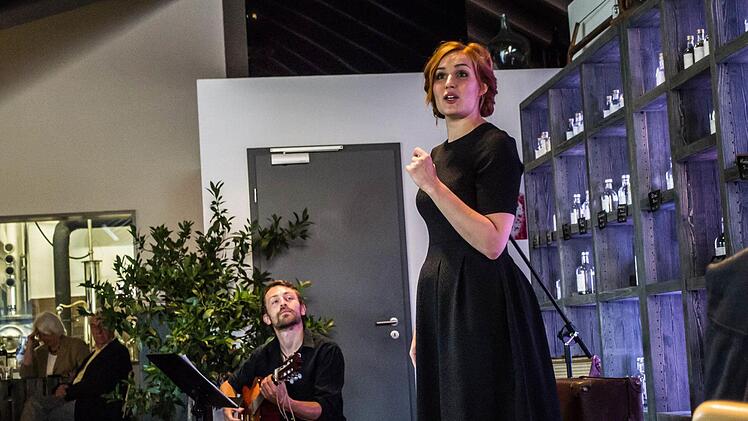 Laura Mann (Gesang) und die Gitarrist Florian Berndt gestatteten eine eindringliche Hommage an Ella Fitzgerald.Foto: Jochen Berger