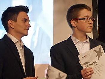 Cedric Bös und Benedikt Döring vom Gymnasium Höchstadt entwickelten einen Smart-Desk. Ihr Projekt war den Juroren einen dritten Platz in der Kategorie Mathematik/Informatik wert.  Foto: Pauline Lindner