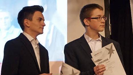 Cedric Bös und Benedikt Döring vom Gymnasium Höchstadt entwickelten einen Smart-Desk. Ihr Projekt war den Juroren einen dritten Platz in der Kategorie Mathematik/Informatik wert.  Foto: Pauline Lindner
