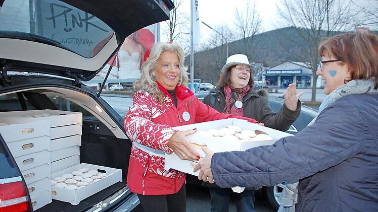 Kiwanis-Pr&auml;sidentin Ute Salzwedel (Mitte) hat gut lachen: 3552 Krapfen konnten die flei&szlig;igen Helfer verladen und ausfahren.