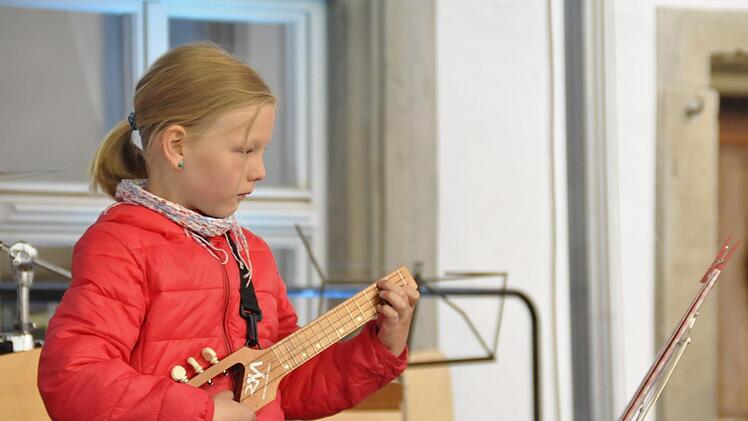 Die Ukulele ist ein gitarrenähnliches Zupfinstrument. Lilo Bötz musiziert auf einer Elektro-Ukulele. Foto: Peter Klopf