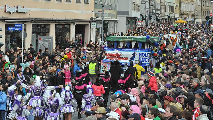 Viel Trubel in der Langen Straße: Möglicherweise war der Faschingsumzug 2018 der letzte, der im Hellen stattfand.  Ronald Rinklef