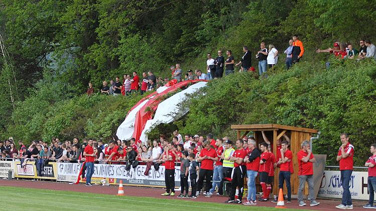 Zahlreiche Fans des TSV Neuensorg sind nach Hassenberg gereist um ihre Mannschaft im Entscheidungsspiel gegen den SV Bergdorf-Höhn zu unterstützen