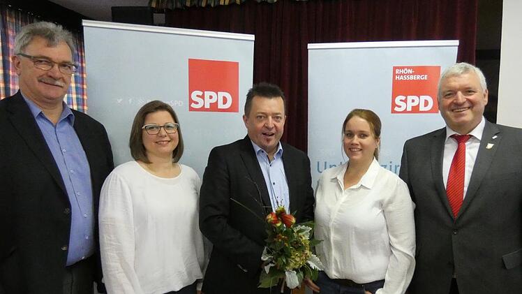 &Uuml;ber die Kandidatur von Wolfgang Br&uuml;hl (Mitte) als Landrat freuen sich: (von links) stellvertretender Kreisvorsitzender Helmut Dietz, Kreisvorsitzende Johanna Bamberg-Reinwand, stellvertretende Kreisvorsitzende Caroline Petersen und Kreistags-Fraktionsvorsitzender J&uuml;rgen Hennemann.