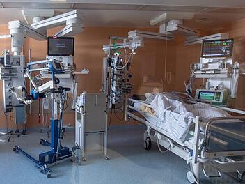 Covid-19-Patient auf einer Intensivstation: Derzeit wird im Regiomed-Verbund nur ein Patient auf der Coburger Intensivstation behandelt. Insgesamt 15 Patienten liegen isoliert auf Normalstation in den verschiedenen Häusern, hinzu kommen fünf Verdachtsfälle, so der Stand vom Donnerstagmorgen.  Foto: Peter Kneffel, dpa/CT-Archiv