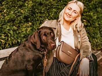Ein tolles Team: Buddy und Frauchen Maria Hohenhausen.