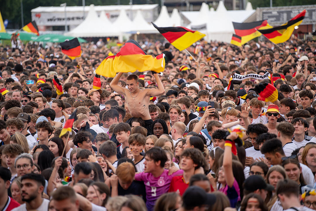 Fans schauen das EM-Viertelfinale zwischen Duetschland und Spanien in Nürnberg