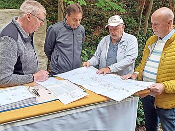 Dokumentenübergabe vor der alten Kegelbahn (v.l.): Carsten Constien, Andreas Koitsch, Karsten Wiese, Gerald Brehm