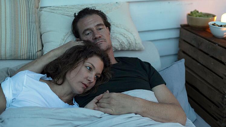 Das Liebesleben von Nina (Cordelia Wege, mit David Bredin) ist kompliziert.