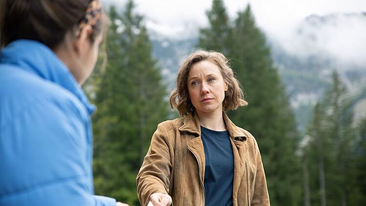 Kommissarin Sophia Strasser (Katharina Leonore Goebel, rechts) &uuml;berbringt schlechte Nachrichten.