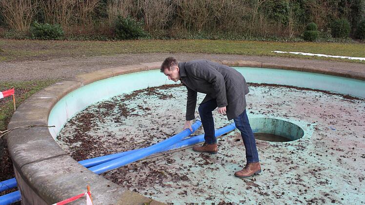 Kurdirektor Thomas Beck inspiziert die neuen Zuleitungen der Kurgarten-Brunnen. Foto: Thomas Mäuser