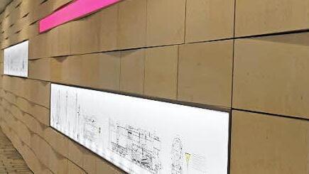 Die Unterführung überzeugt durch die beleuchteten Informationstafeln zur örtlichen Eisenbahngeschichte und die wechselnden Farben der LED-Beleuchtung.