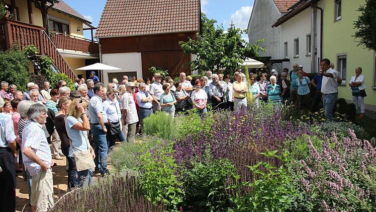 Die offizielle Eröffnung fand im Vorgarten von Peter Janson statt. Foto: Michael Stelzner