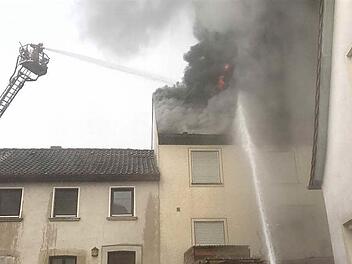 Den Brand begleitete eine ungeheuere Rauchentwicklung, die den gesamten Ortskern von Schönbrunn erfasste. Foto: News5/Herse