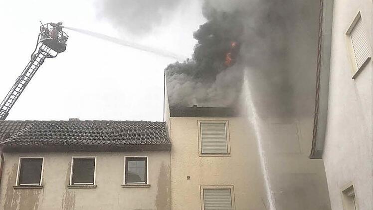 Den Brand begleitete eine ungeheuere Rauchentwicklung, die den gesamten Ortskern von Schönbrunn erfasste. Foto: News5/Herse