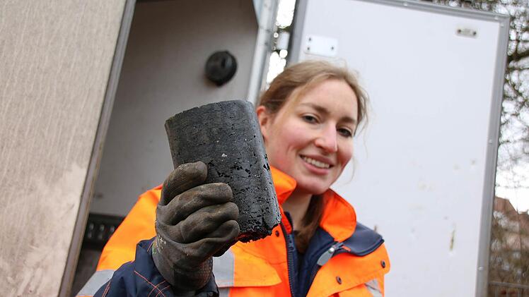 Katharina Treiber vom TÜV Rheinland mit einem Bohrkern. Foto: Ralf Ruppert