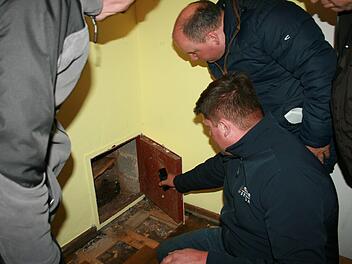 : Bürgermeister Alexander Schneider leuchtet seinen Gemeinderäten Ingo Fechner (von links), Holger Knauer und 3. Bürgermeister Fred Hilsdorf den Blick auf den Untergrund aus.