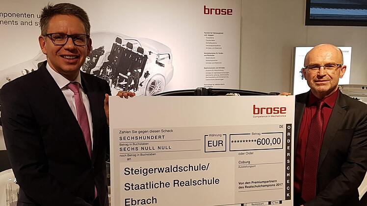 Brose-Ausbildungsleiter Michael Stammberger (links) und der Ministerialbeauftragte für die Realschulen, Johannes Koller, mit dem Scheck für die Staatliche Realschule Ebrach. Ulrike Nauer