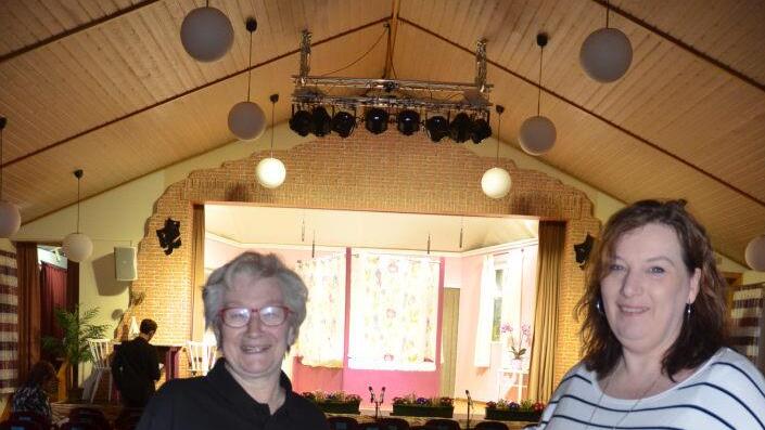 Zwei, die den Laden hinter den Kulissen schmeißen. Elvira Ludwig (Bewirtung) und Souffleuse Sandra Brauer. Foto: Karl-Heinz Hofmann