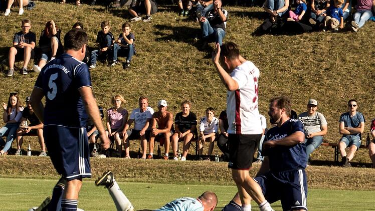 Der Kleukheimer Torh&uuml;ter Bernd Engert  hindert zusammen mit Georg Hofmann und Tobias Glock den mehrfachen Torsch&uuml;tzen, Stephan Giesbert, vom FC N&uuml;rnberg an einem weiteren Torerfolg. Foto: Hartmut Klamm