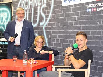 Eigentlich wollten Michael Busch und Natascha Kohnen am Montag im "Schlick" Landtagswahlkampf für die SPD machen. Aber dann hörten sie lieber ihrem Gesprächsgast Felix Streng zu - das Publikum interessierte sich ohnehin mehr für ihn. Foto: Simone Bastian
