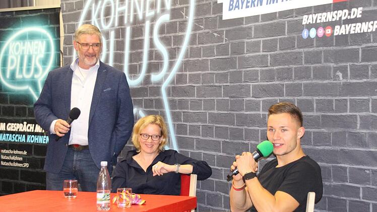 Eigentlich wollten Michael Busch und Natascha Kohnen am Montag im "Schlick" Landtagswahlkampf für die SPD machen. Aber dann hörten sie lieber ihrem Gesprächsgast Felix Streng zu - das Publikum interessierte sich ohnehin mehr für ihn. Foto: Simone Bastian