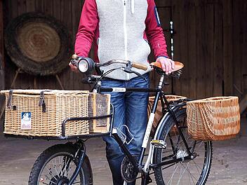 Ein uraltes Herrenfahrrad hat Andreas Schwab zum Lastenfahrrad für den täglichen Einkauf umgebaut. Körbe bieten Stauraum, ein Elektromotor im Vorderrad gibt Unterstützung.