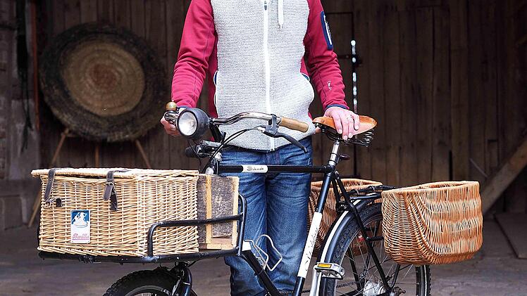 Ein uraltes Herrenfahrrad hat Andreas Schwab zum Lastenfahrrad für den täglichen Einkauf umgebaut. Körbe bieten Stauraum, ein Elektromotor im Vorderrad gibt Unterstützung.